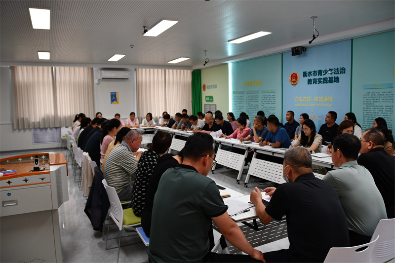 照片3  座谈会.JPG